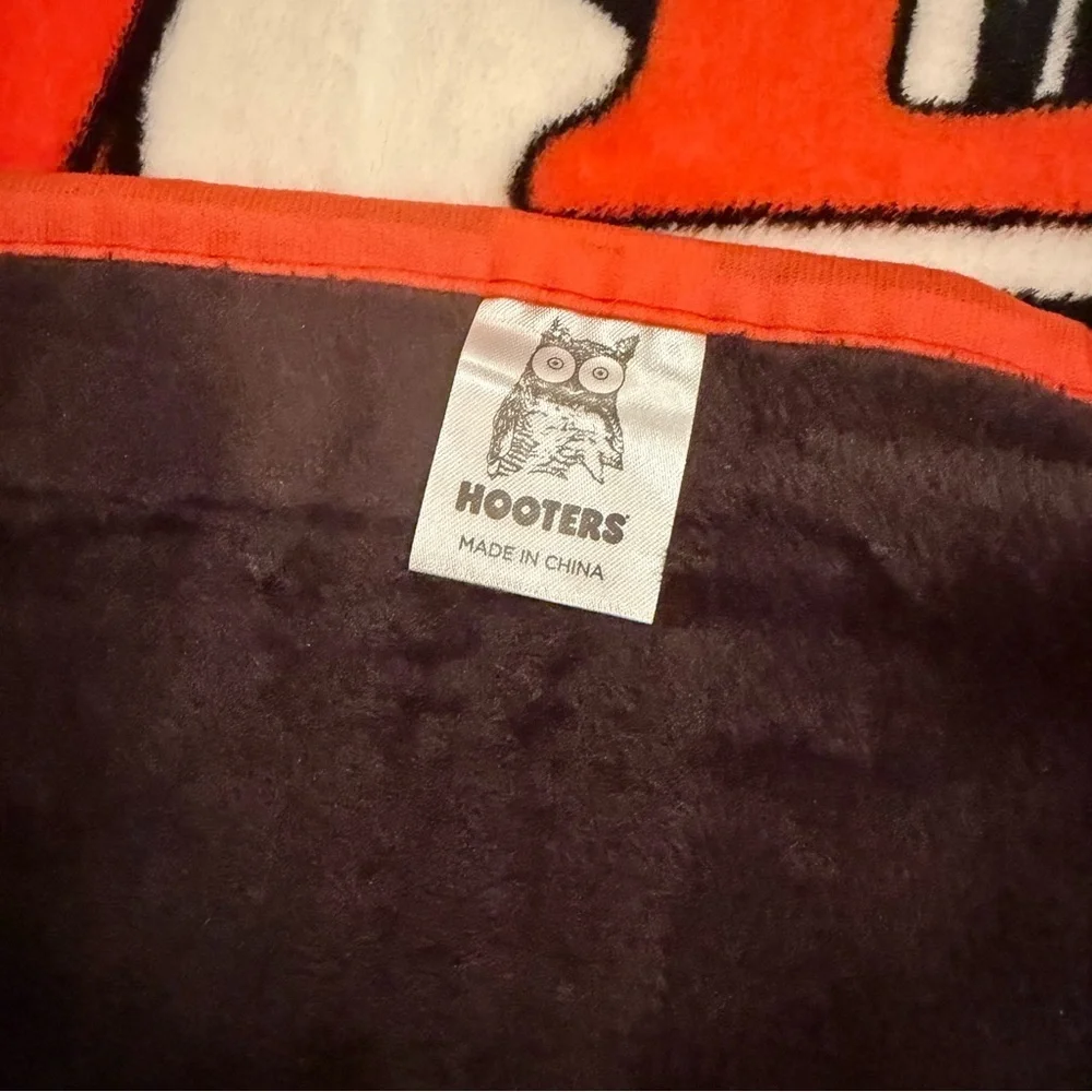 Hooters Par Tee Throw Blanket 50